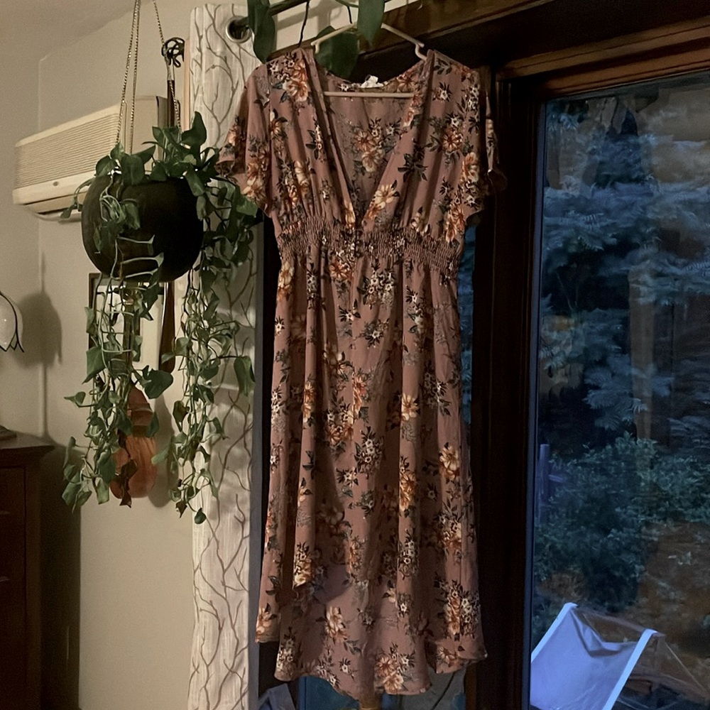 Pretty lilac floral dress with cinched waist and deep v cut from blu planet Sz l